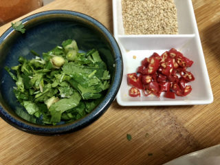 7、酸辣娃娃菜,香菜切碎，小米辣切圈