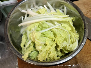 8、酸辣娃娃菜,娃娃菜切丝