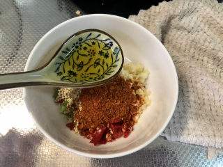 11、酸辣娃娃菜,油烧到八成热，等十来秒稍微降温，把热油分次浇在调味料上