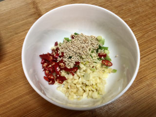 9、酸辣娃娃菜,准备调味汁：取耐热小碗，放入蒜末，小米辣，葱末，一汤匙熟白芝麻