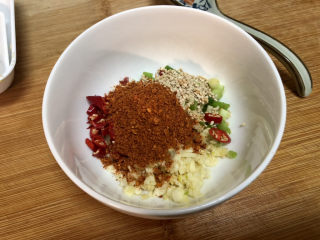 10、酸辣娃娃菜,一汤匙辣椒粉，喜欢吃辣的小伙伴可以多加点