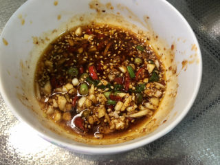 12、酸辣娃娃菜,搅拌均匀