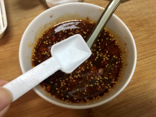 17、酸辣娃娃菜,加两汤匙凉开水，搅拌均匀，尝下咸淡，根据个人口味添加少许盐定味