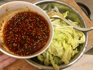 18、酸辣娃娃菜,把调味汁浇在娃娃菜上