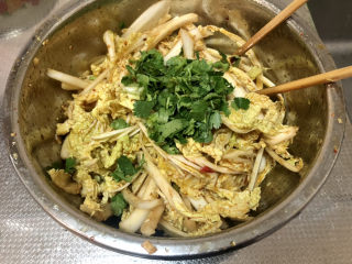 19、酸辣娃娃菜,搅拌均匀撒香菜末即可