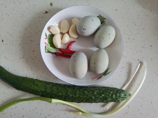 1、高颜值凉菜！凉拌黄瓜皮蛋,准备食材备用