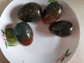 2、高颜值凉菜！凉拌黄瓜皮蛋,皮蛋剥皮