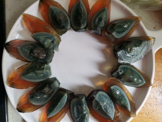 3、高颜值凉菜！凉拌黄瓜皮蛋,洗干净切块摆入盘中