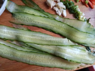 4、高颜值凉菜！凉拌黄瓜皮蛋,黄瓜洗干净用削皮刀削成薄片