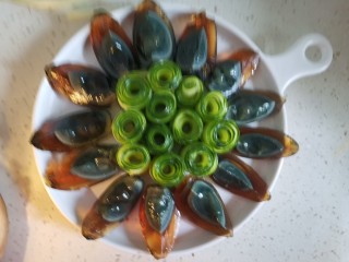5、高颜值凉菜！凉拌黄瓜皮蛋,再把黄瓜卷起来放在皮蛋中间