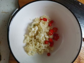 6、高颜值凉菜！凉拌黄瓜皮蛋,大蒜切成蒜末，小米椒切碎放入碗中