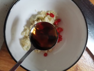 7、高颜值凉菜！凉拌黄瓜皮蛋,加入2勺生抽