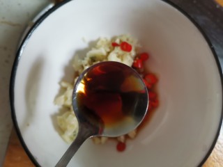 8、高颜值凉菜！凉拌黄瓜皮蛋,加入3勺醋