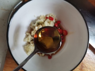 9、高颜值凉菜！凉拌黄瓜皮蛋,加入一勺香油