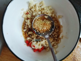 11、高颜值凉菜！凉拌黄瓜皮蛋,加入适量的鸡精