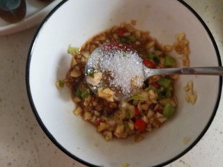 12、高颜值凉菜！凉拌黄瓜皮蛋,加入白砂糖搅拌均匀