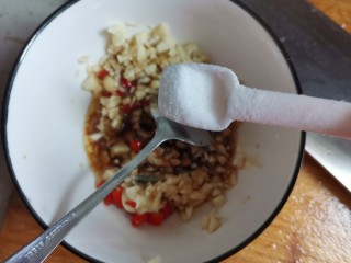 10、高颜值凉菜！凉拌黄瓜皮蛋,加入适量的盐