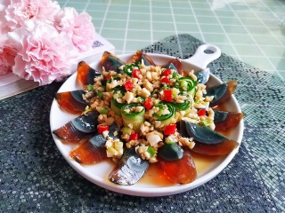 13、高颜值凉菜！凉拌黄瓜皮蛋,再淋在黄瓜皮蛋上面