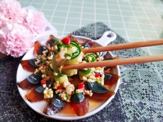 14、高颜值凉菜！凉拌黄瓜皮蛋,美味下饭的黄瓜拌皮蛋就做好了