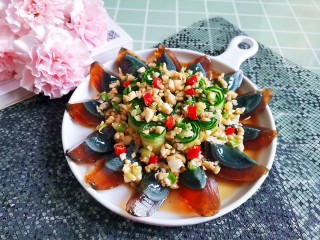 15、高颜值凉菜！凉拌黄瓜皮蛋,成品图！