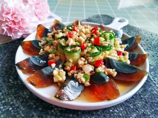 16、高颜值凉菜！凉拌黄瓜皮蛋,成品图！