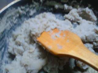 1、芋头糖果,芋头去皮上锅里蒸熟。然后倒入不粘锅里一边压一边炒。中间加入白糖一直炒至可以报团为止