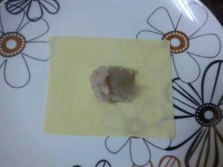 2、芋头糖果,准备馄饨皮放入芋头泥