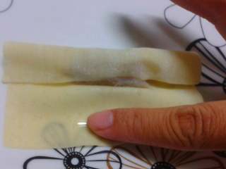 4、芋头糖果,抹一点水在边缘处