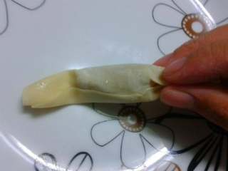 6、芋头糖果,再把两端一捏紧成糖果的形状