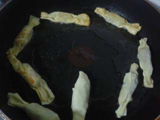 7、芋头糖果,准备好不粘锅放入少许油。煎至金黄即可出锅