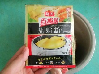 5、盐焗手撕鸡,准备好盐焗鸡粉，两个鸡腿我只用了十克，这一包30克，可以焗一整只鸡的量