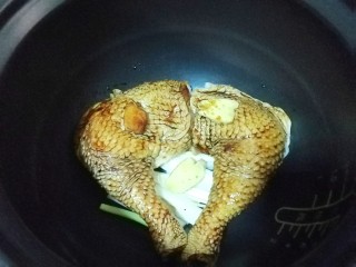 10、盐焗手撕鸡,为了颜色好看，我刷了点老抽，盖上盖子按煮饭键，好了之后再按一次煮饭键