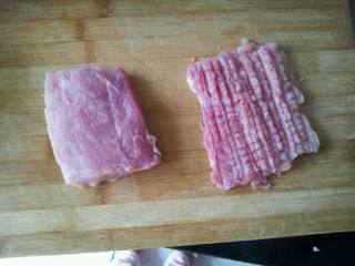 1、咖喱猪排饭,猪里脊切一厘米厚大片，然后用刀背敲断组织