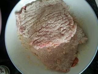 2、咖喱猪排饭,盐、料酒、胡椒腌渍里脊，我直接买的炸鸡粉腌的～腌一小时基本就入味了