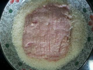 3、咖喱猪排饭,腌好的里脊放入蛋白里滚一圈，然后再放到面包糠里混一圈，确保里脊沾满面包糠