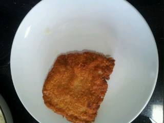 4、咖喱猪排饭,下锅炸，先大火定型锁水，之后转小火直至两面金黄