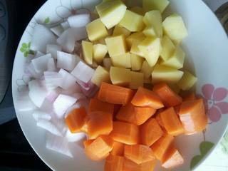 5、咖喱猪排饭,土豆、洋葱、胡萝卜切小块～