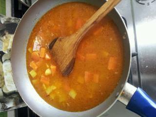 6、咖喱猪排饭,锅里放少量油，下入蔬菜翻炒，然后加入咖喱，略翻炒一下加入水，没过所有食材