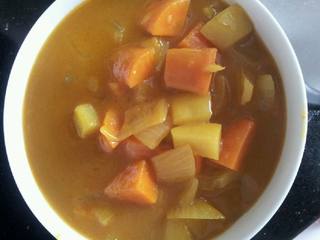 7、咖喱猪排饭,大火煮开，稍微炖一会儿，然后勾芡让汤汁稍微变得浓稠～