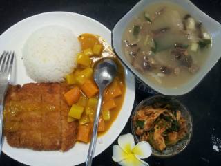 9、咖喱猪排饭,加上一碗汤，一碟凉菜，美味更营养