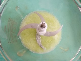 4、芋饺,绞好的葱姜水盛出来备用