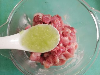 9、芋饺,分两三次加入葱姜水，我大概加了4汤匙