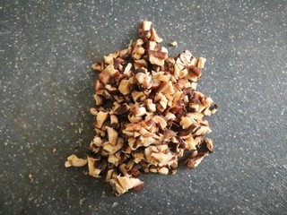 15、芋饺,泡好挤干水分，然后切碎