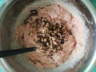 16、芋饺,加入肉馅里搅拌均匀