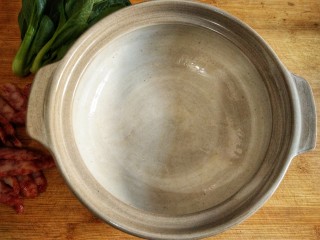 7、腊味煲仔饭,在砂锅内壁均匀刷一层香油。