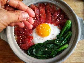 14、腊味煲仔饭,开盖后撒上芝麻，有菜有肉又有饭的煲仔饭呲啦呲啦作响，肉香、饭香混着焦香，口水已经控制不住了！