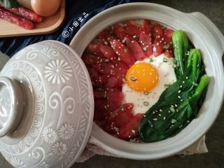 17、腊味煲仔饭,腊香肠片被煲出了丰腴醇厚的油脂，肥瘦恰宜，一点都不腻，入口后香味一直在喉咙里飘荡。