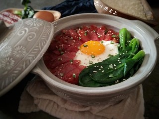 18、腊味煲仔饭,把半熟的荷包蛋蛋黄打破，混合了蛋液的米饭也充分吸收了酱汁的味道，真的好销魂！