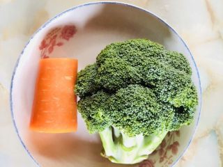 1、紫菜西兰花树（凉拌菜）,备料：胡萝卜去皮，西兰花头部切掉一点点，再切成小朵。