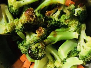 10、紫菜西兰花树（凉拌菜）,西兰花和胡萝卜加入适量的蚝油、酱油、香油拌匀，不加盐是因为酱油蚝油盐量已足够。